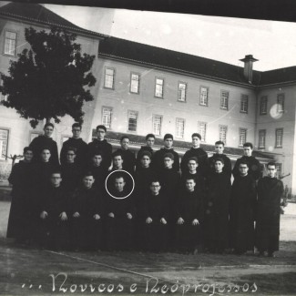 Grupo de Noviços e Neo-professos com os Mestres.