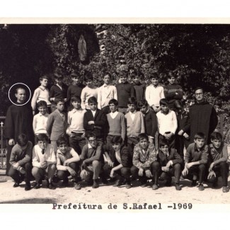 Prefeitura de S. José. Escolares frente à Gruta de Nossa Senhora de Lurdes, Telhal.