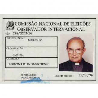 Cartão de observador internacional da Comissão Nacional de Eleições.