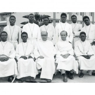 Ir. Diamantino e Padre Nogueiro com os noviços em Nampula.